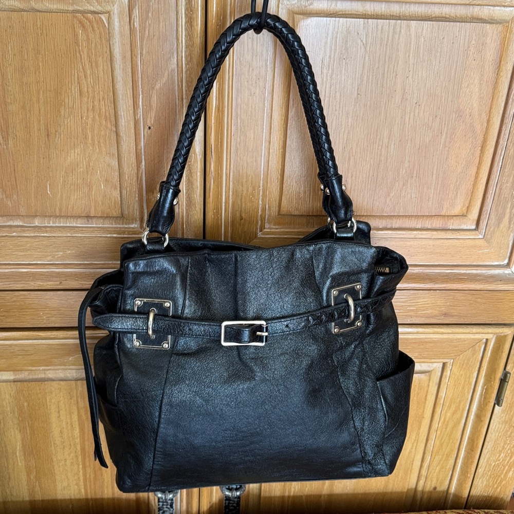 🩷 Elliott Lucca; Blk Leather Designer Handbag w/Zipper Closure + Braided Straps!